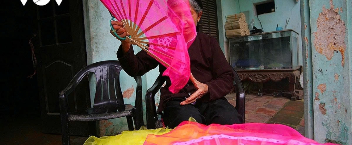 Discovering Chang Son traditional paper fan making village in Hanoi