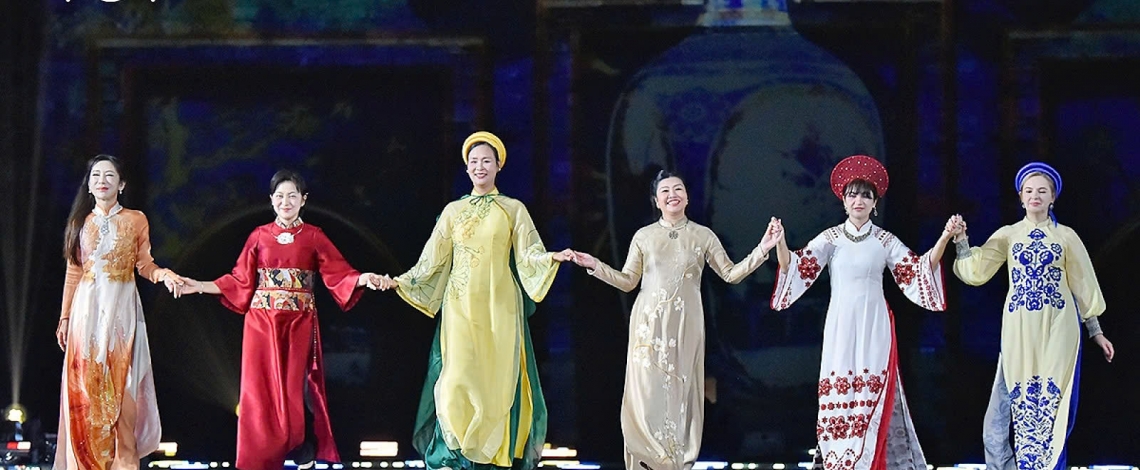 Ambassadors’ spouses elegantly display Vietnam’s Áo Dài heritage