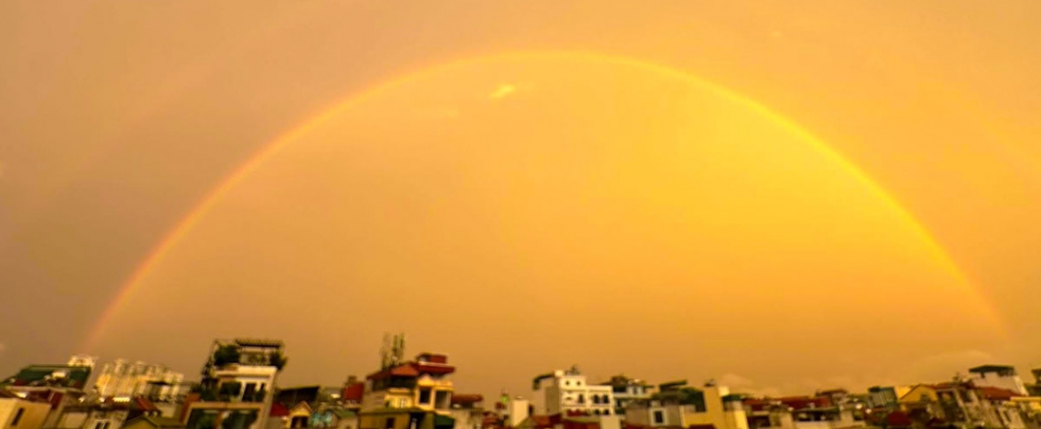 Hà Nội rực sáng buổi sớm, chuyên gia lý giải hiện tượng 2 cầu vồng