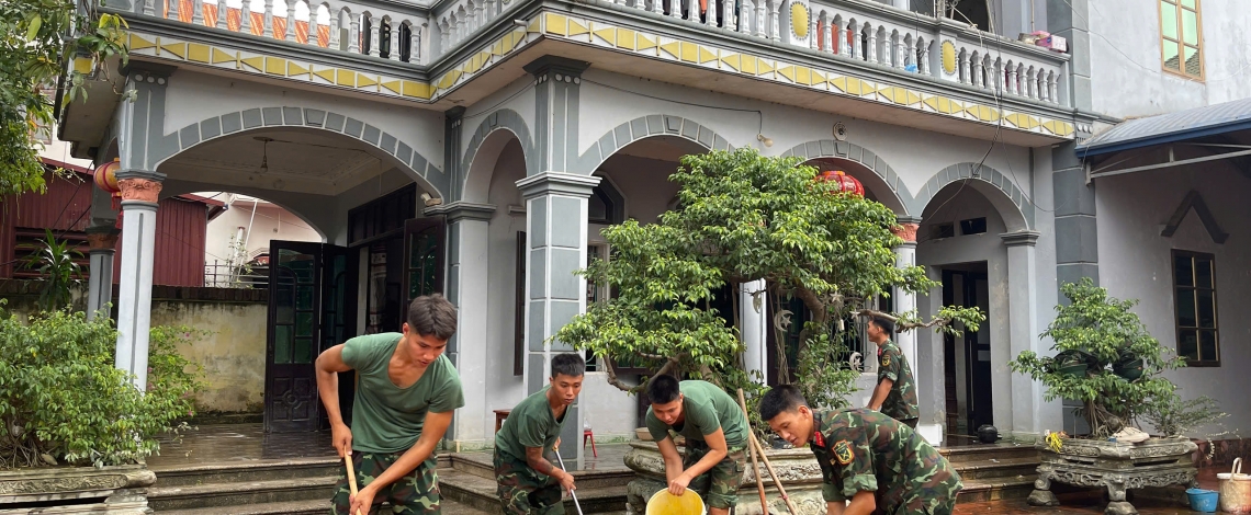 Bộ đội cùng người dân dọn lũ, nghẹn lòng trước mất mát vì thiên tai