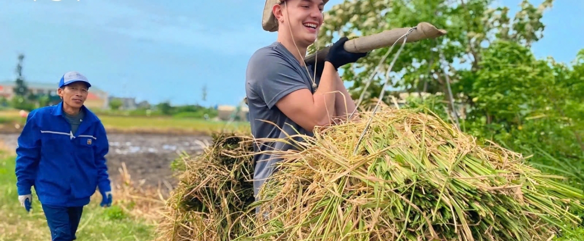 When foreign tourists experience life as farmers in Vietnam