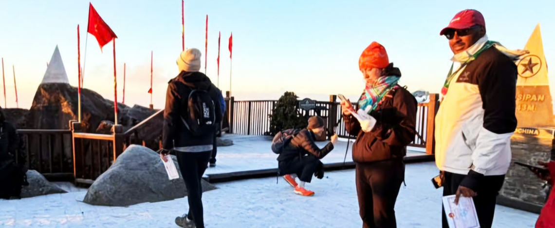 Fansipan peak covered in frost as temperatures plunge to 1°C
