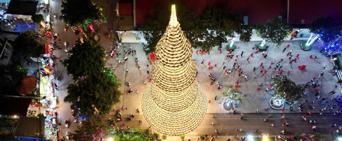 Giant Christmas tree made from 3,000 conical hats draws crowds
