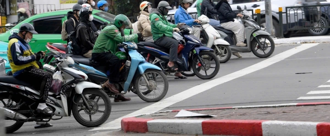 Running red lights, lane violations become rare after AI cameras go live in Hanoi
