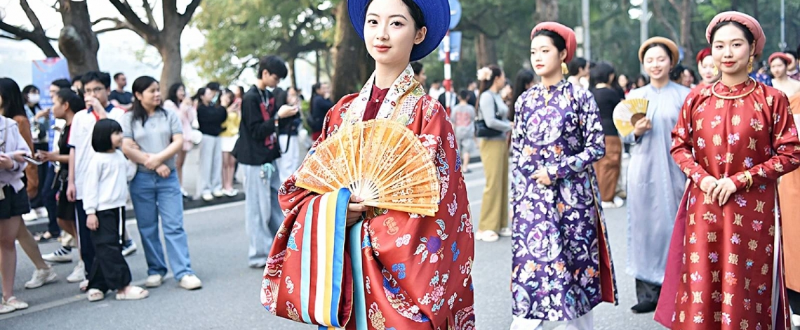 Revival of Nguyen-era marriage rites captivates Hanoi residents and visitors