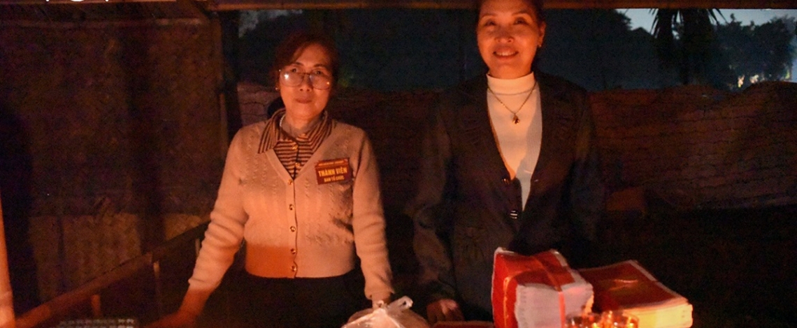 Sea of people crowd to see Yin-Yang market at midnight