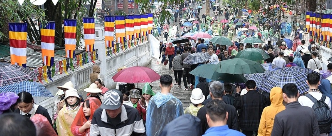 Visitors brave rain on opening day of 2026 Huong Pagoda Tourism Festival