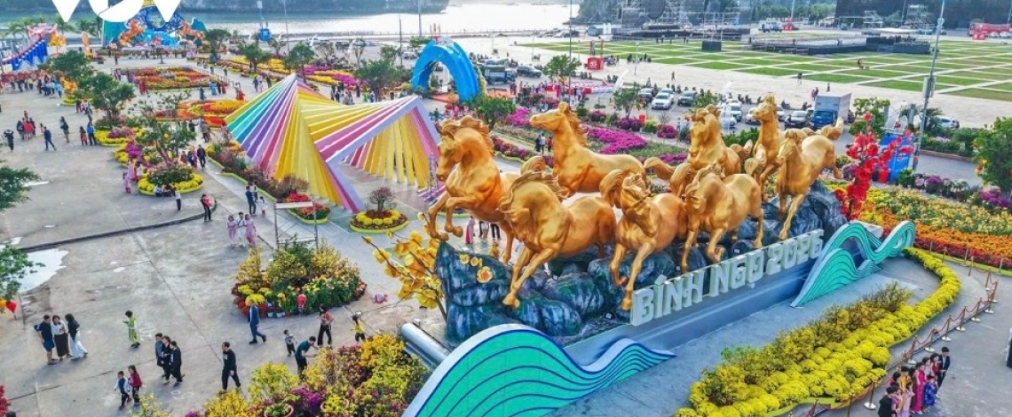Giant “Eight Horses” installation draws visitors at Ha Long Bay flower boulevard