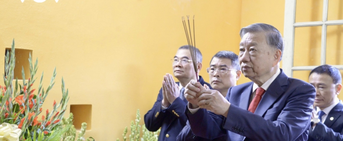 Party leader offers incense at Thang Long Imperial Citadel and House 67