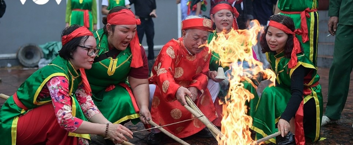 Fire-making and rice-cooking contest enlivens Lunar New Year festival