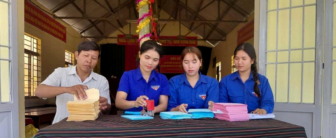 Khi buôn làng lên đèn, thanh niên Đắk Lắk vẫn rong ruổi tuyên truyền về bầu cử