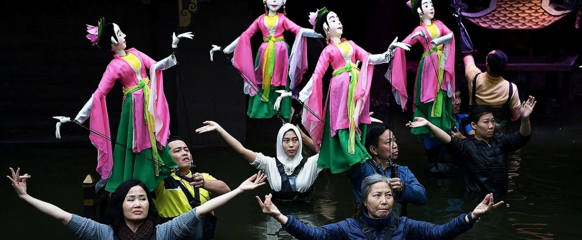 Dancing on water – a new experiment by puppet performers