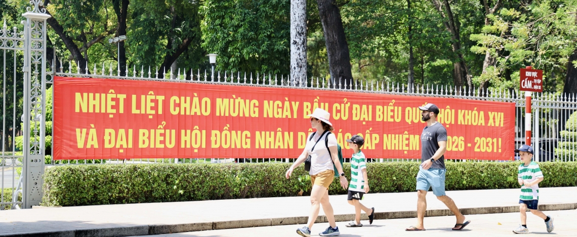 Không khí bầu cử hiện rõ khắp phố phường TP.HCM