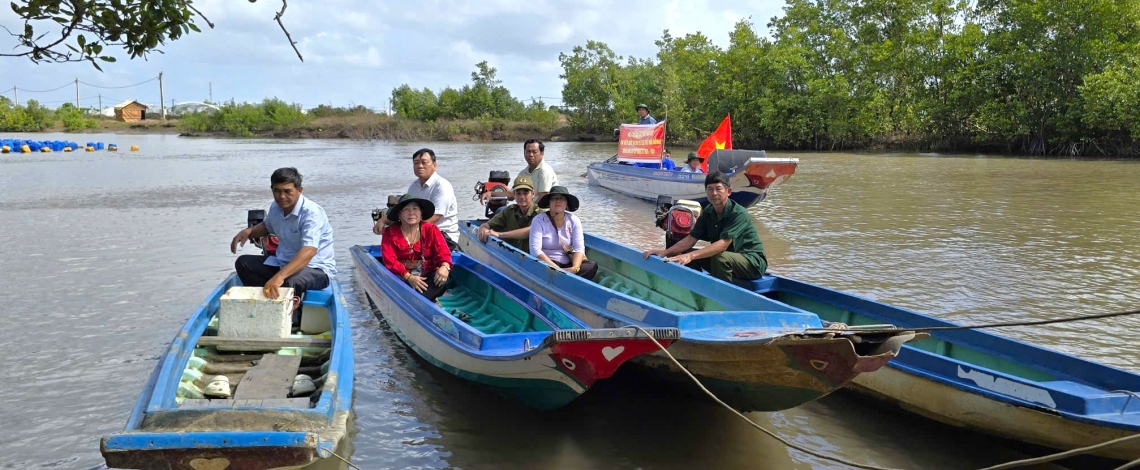 Lênh đênh sông nước mang thông tin bầu cử đến người dân