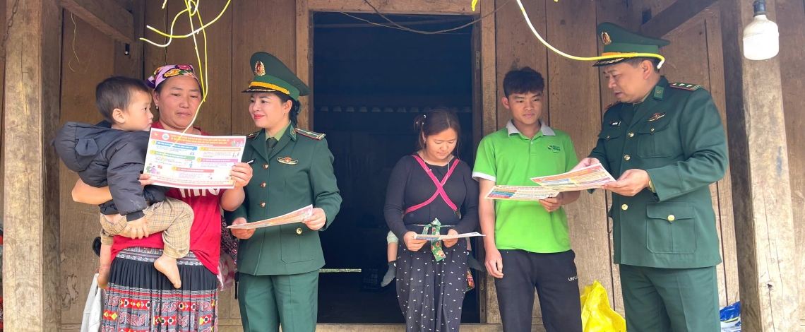 Cận ngày bầu cử, Bộ đội Biên phòng Sơn La lên nương, xuống bản để tuyên truyền