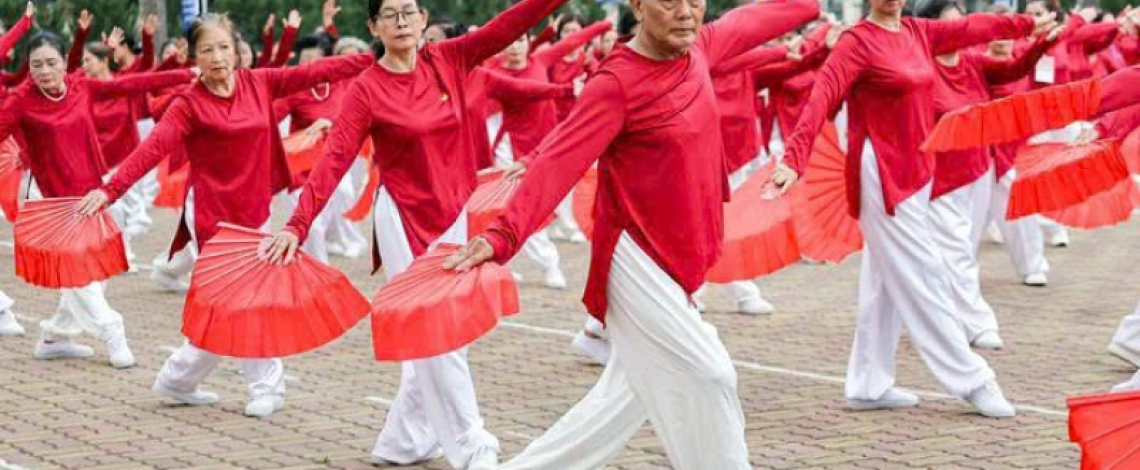 Hanoi elderly set Vietnam record with mass paper fan dance performance