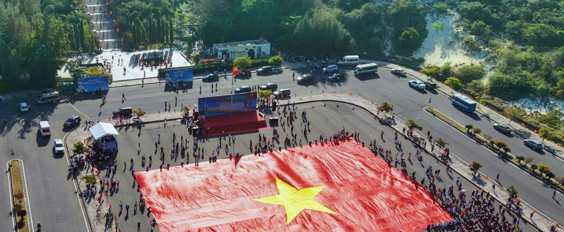 Tiền Phong Marathon 2026: Trang nghiêm Thượng cờ ở khu tưởng niệm chiến sĩ Gạc Ma