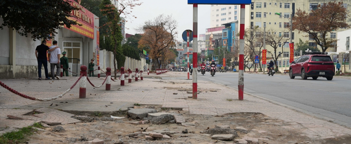 Hà Nội: Vỉa hè đường 70 nát bươm, người đi bộ phải xuống lòng đường