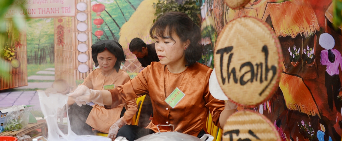 Rộn ràng thi tráng bánh cuốn vinh danh di sản nghề làm bánh cuốn Thanh Trì