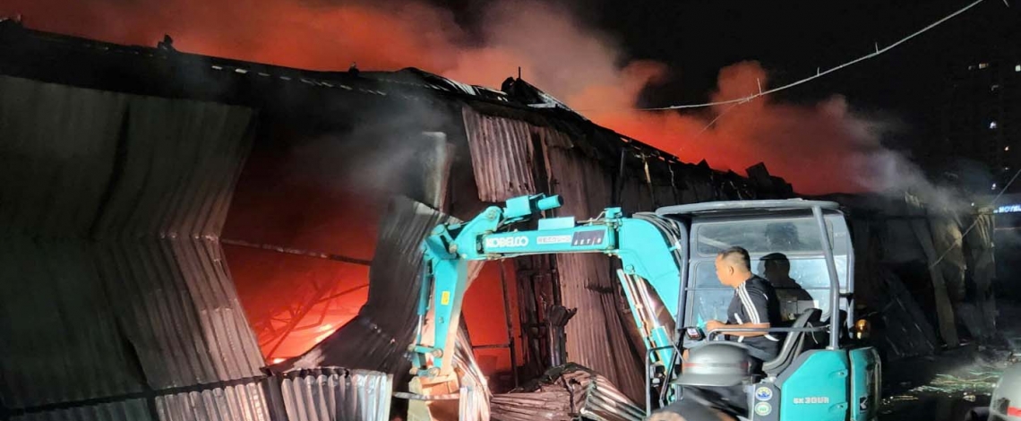 Một người tử vong trong vụ cháy xưởng gỗ 6.000m2 gần viện K Tân Triều