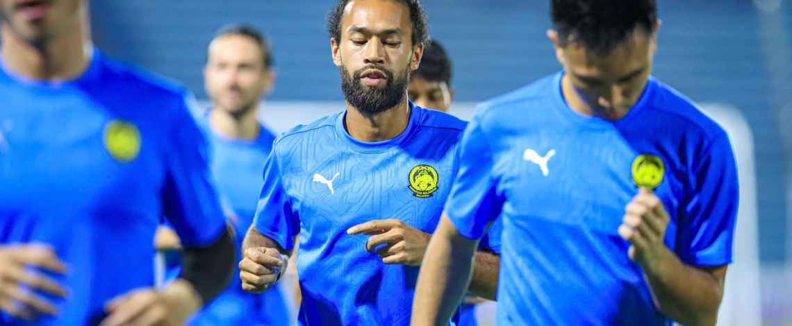 Dàn cầu thủ Malaysia làm quen sân Thiên Trường, quyết "phá dớp" trước ĐT Việt Nam