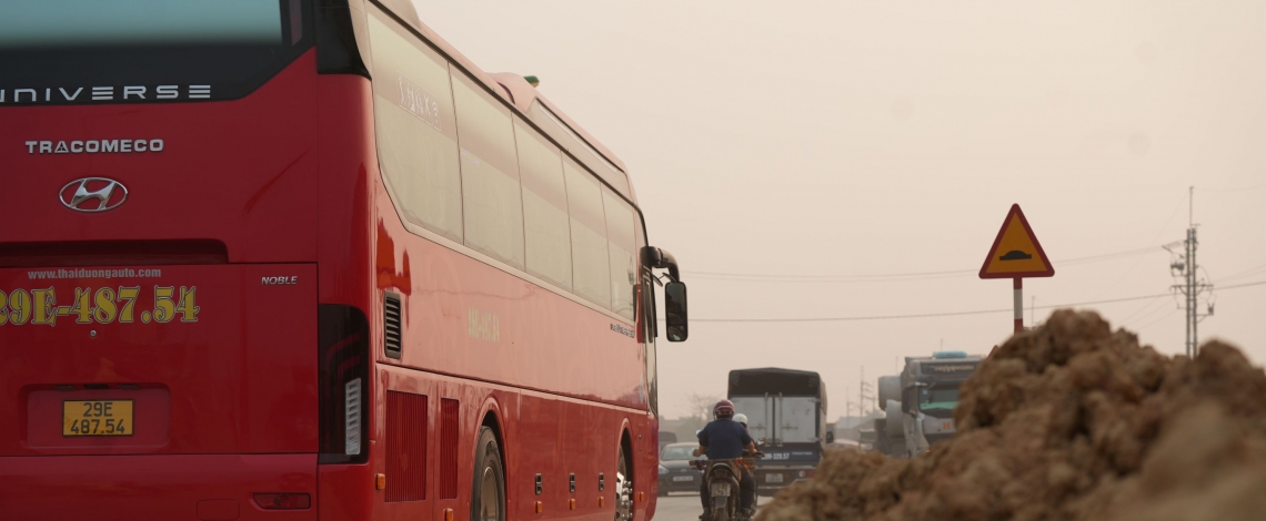 Quốc lộ 6 Ba La-Xuân Mai đất đá tràn lòng đường, bẫy tai nạn rình rập