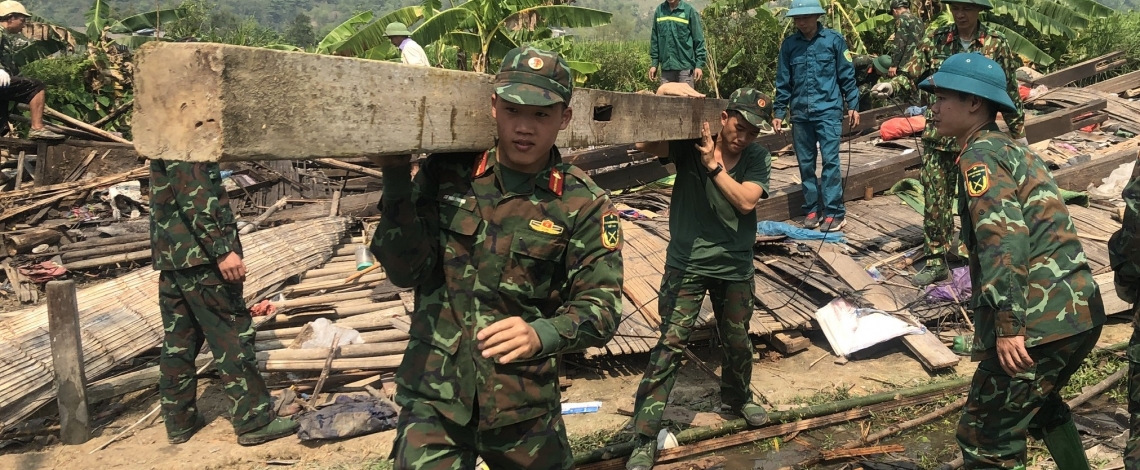 Huy động hàng nghìn cán bộ, chiến sỹ, dân quân sửa nhà giúp nhân dân sau dông lốc