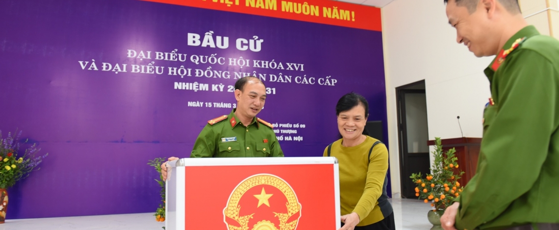 Công an có mặt tại từng điểm bỏ phiếu để đảm bảo an toàn cho Ngày hội bầu cử