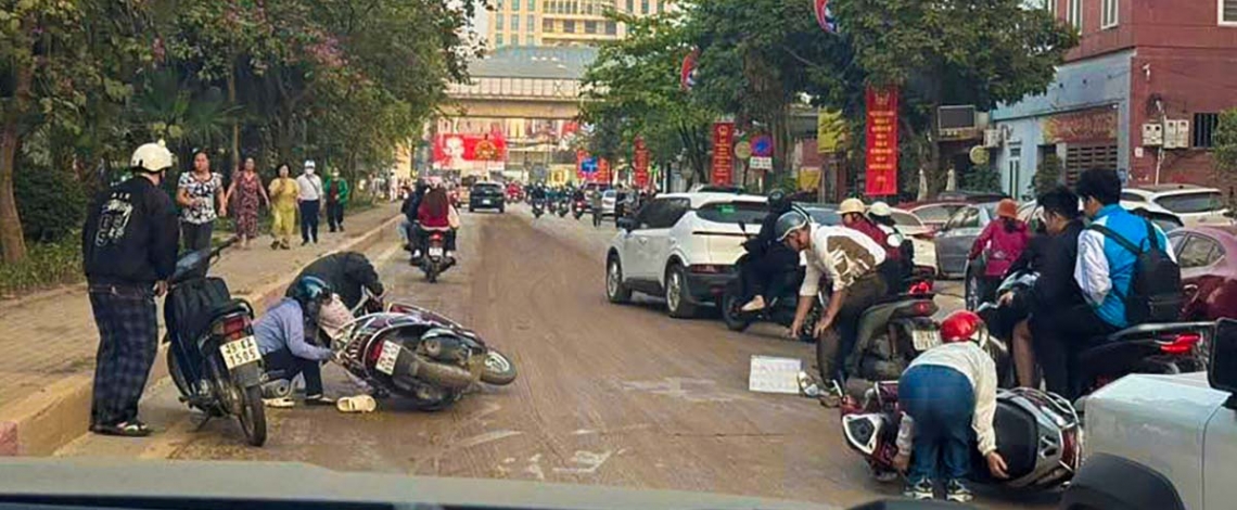 Tìm ra "thủ phạm" khiến hàng loạt người và xe té ngã trên đường phố Hà Nội