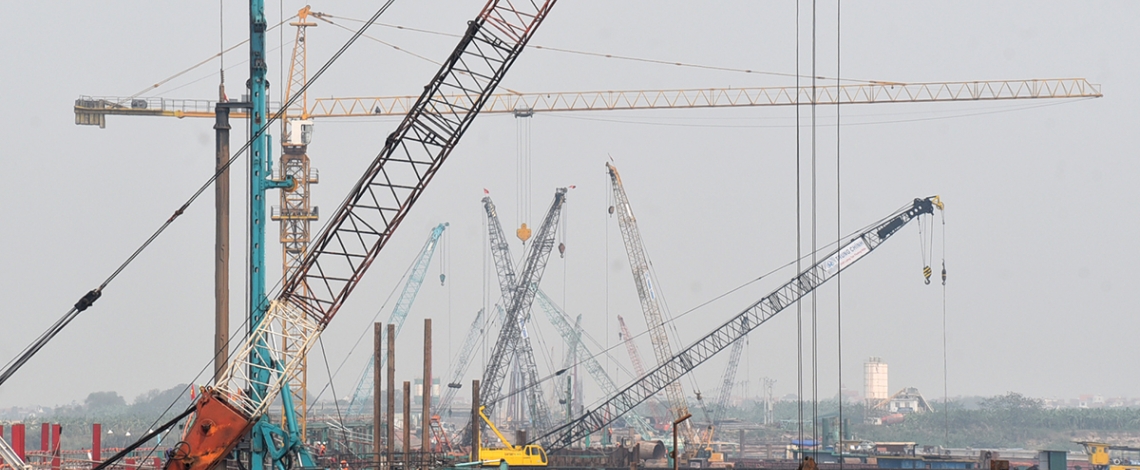 Công trường cầu Hồng Hà thi công xuyên ngày đêm để “vượt lũ” tiểu mãn