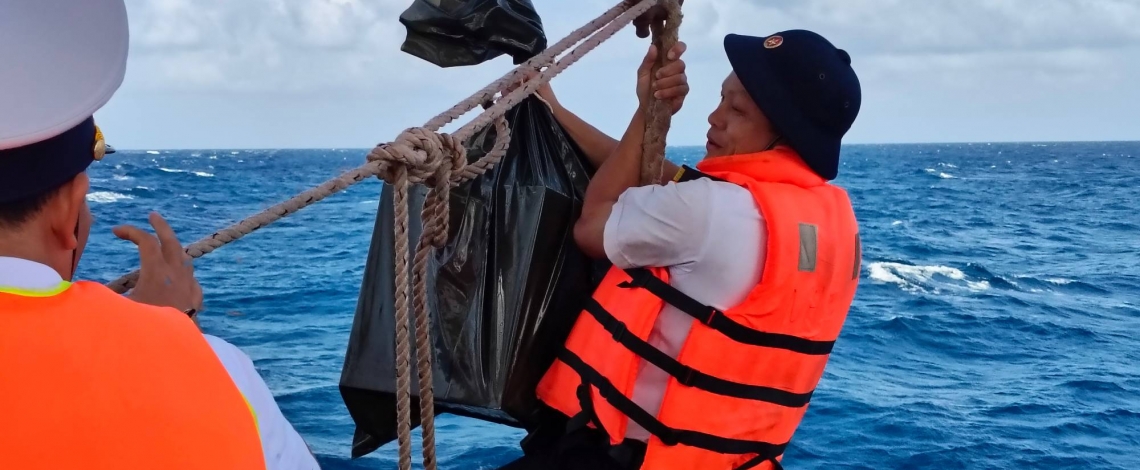 15 ngày vượt sóng, hoàn thành bầu cử sớm trên biển