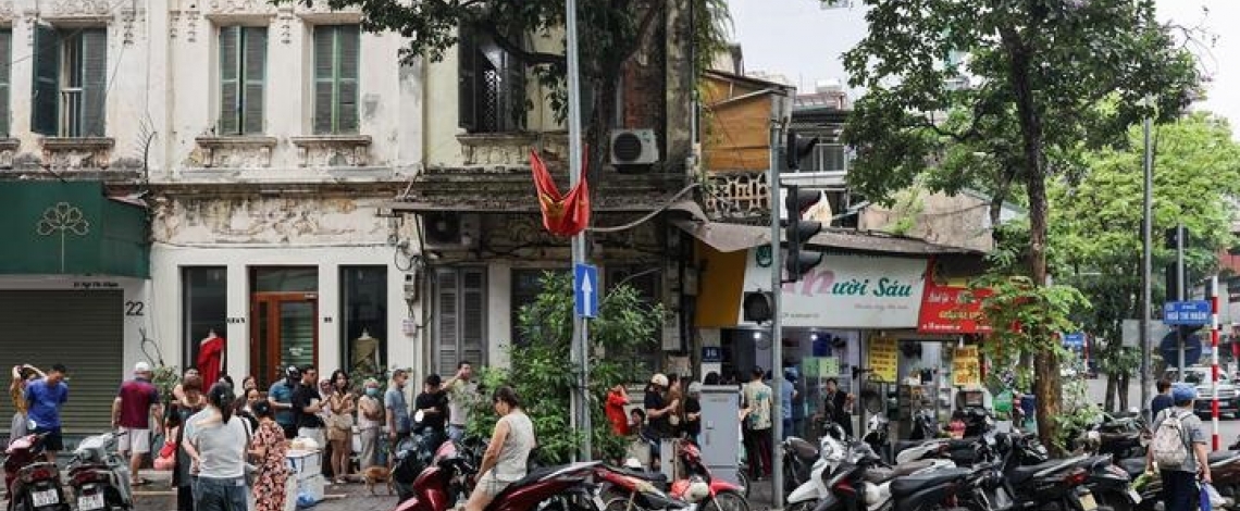 Người Hà Nội xếp hàng cả tiếng chờ mua bánh trôi, bánh chay dịp Tết Hàn thực