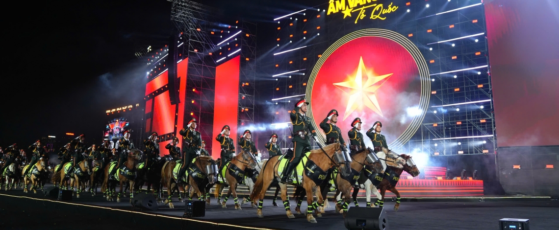 Hàng nghìn khán giả đội mưa xem concert quốc gia “Âm vang Tổ quốc”