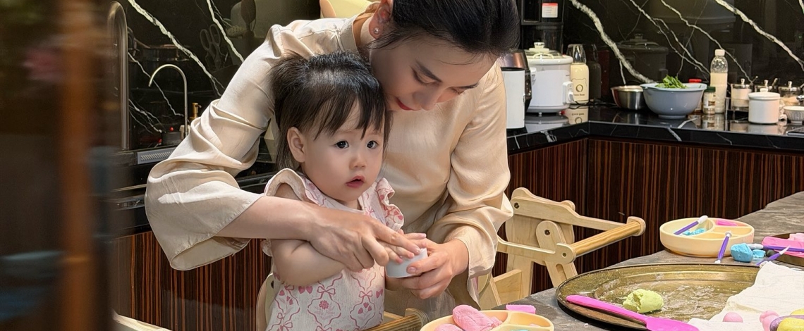 Sao Việt 18/4: Phương Oanh vào bếp làm bánh cùng hai con song sinh