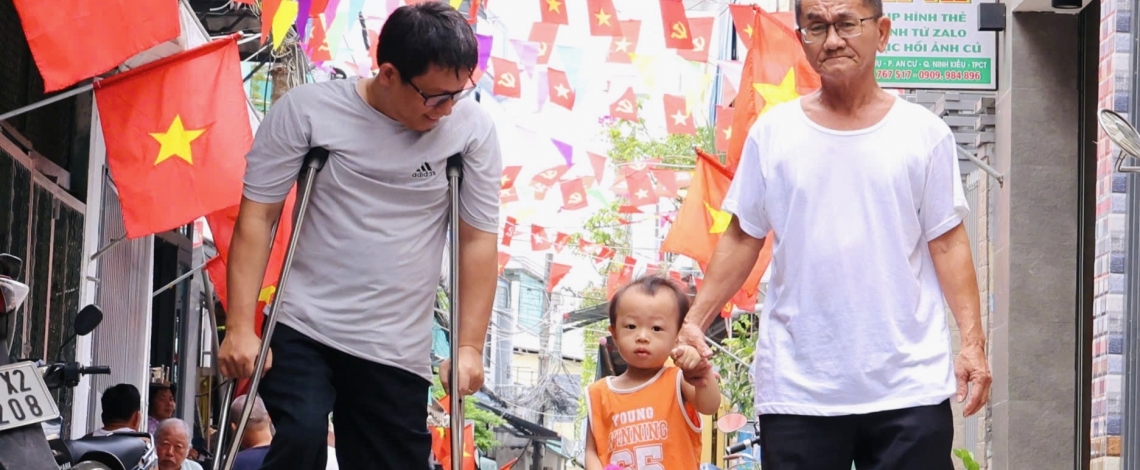 Cờ đỏ sao vàng phấp phới mọi nẻo đường Cần Thơ