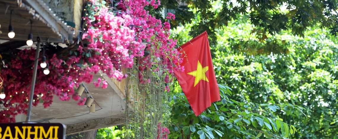 Cờ đỏ sao vàng phủ sắc phố phường: Nét đẹp bình dị lan tỏa trong đời sống đô thị