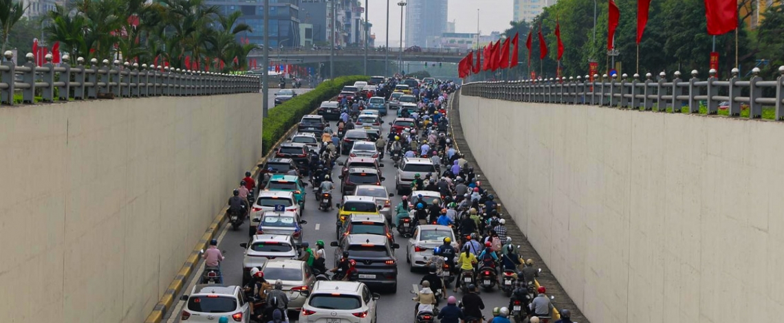 Đường phố Hà Nội “dễ thở” nhưng tái diễn leo vỉa hè sáng ngày đầu đi làm sau lễ