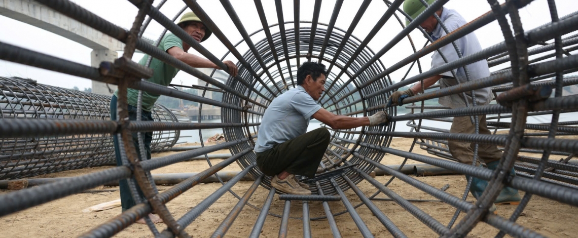 Tập trung máy móc sửa chữa trụ cầu Sông Lô (Phú Thọ) sau sự cố trơ lõi thép