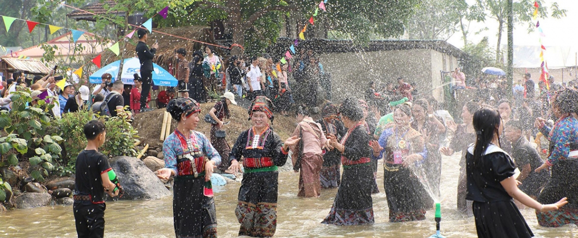 Rộn ràng tết té nước Bun Huột Nặm của người Lào ở tỉnh Điện Biên
