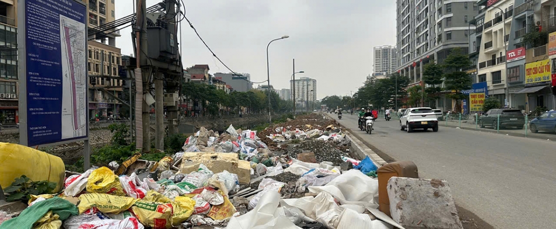 Đường Nguyễn Cảnh Dị ở Hà Nội thi công dở dang, công trường bỏ không ngập rác