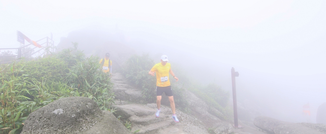 Hơn 1.000 người chinh phục đỉnh di sản Yên Tử