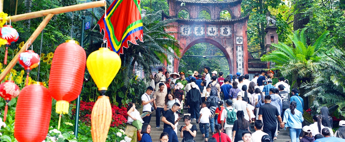 Hàng vạn người dân thành kính dâng hương trong ngày Giỗ Tổ Hùng Vương