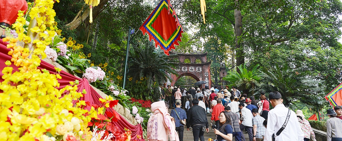 Dòng người thành kính hướng lên núi Nghĩa Lĩnh trước ngày Giỗ Tổ Hùng Vương