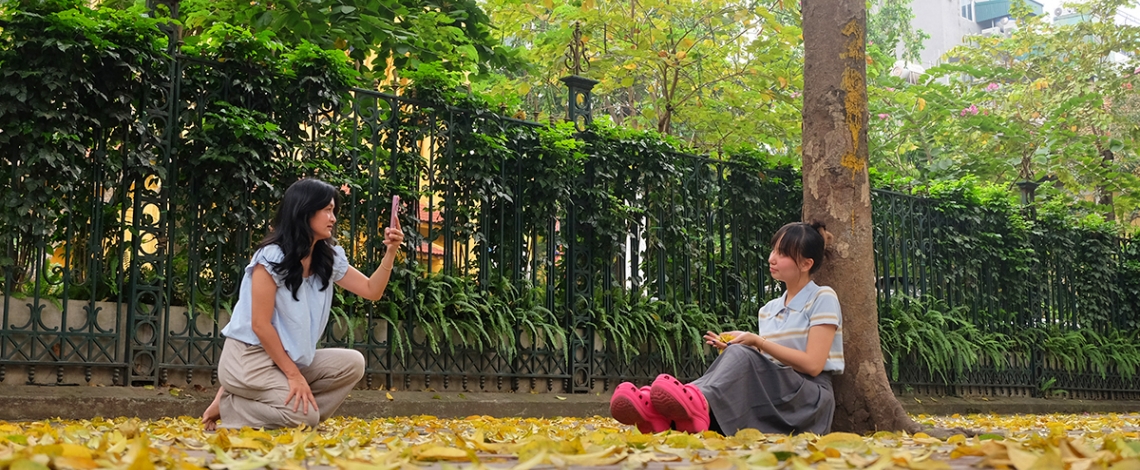 Phố Hà Nội đẹp dịu dàng mùa sấu rụng lá