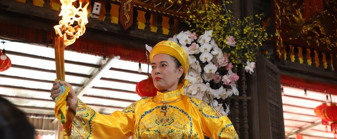 Huyền diệu sắc màu đạo mẫu qua những giá đồng của Nghệ nhân ưu tú Trần Thị Huệ