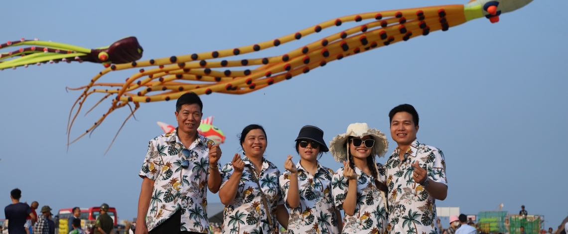 Hàng vạn du khách đổ về biển Thịnh Long (Ninh Bình) ngày khai mạc