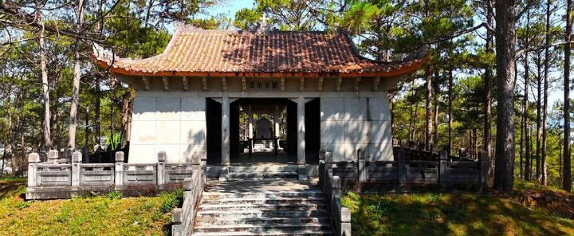 Về thăm nơi đặt lăng mộ của thân phụ Nam Phương hoàng hậu