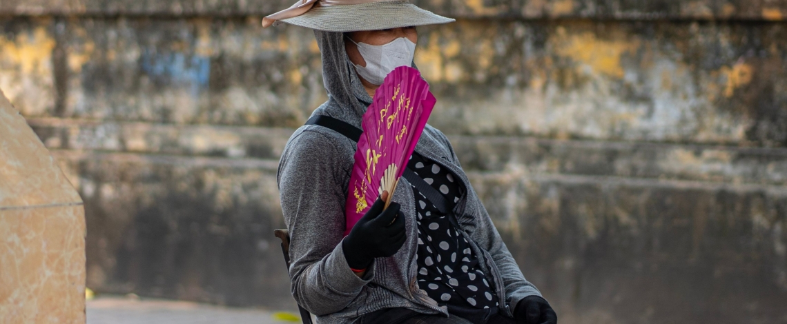 Người Hà Nội bịt kín mít đối phó với nắng nóng ngột ngạt đầu mùa