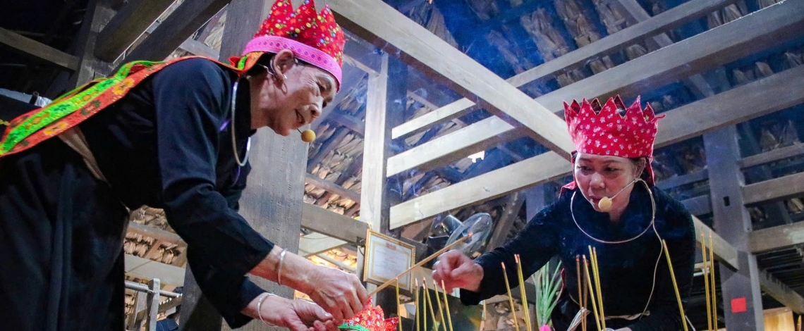 Nghi lễ “Nhận và dạy con tràng nhập môn” trao truyền nghề Then của dân tộc Tày