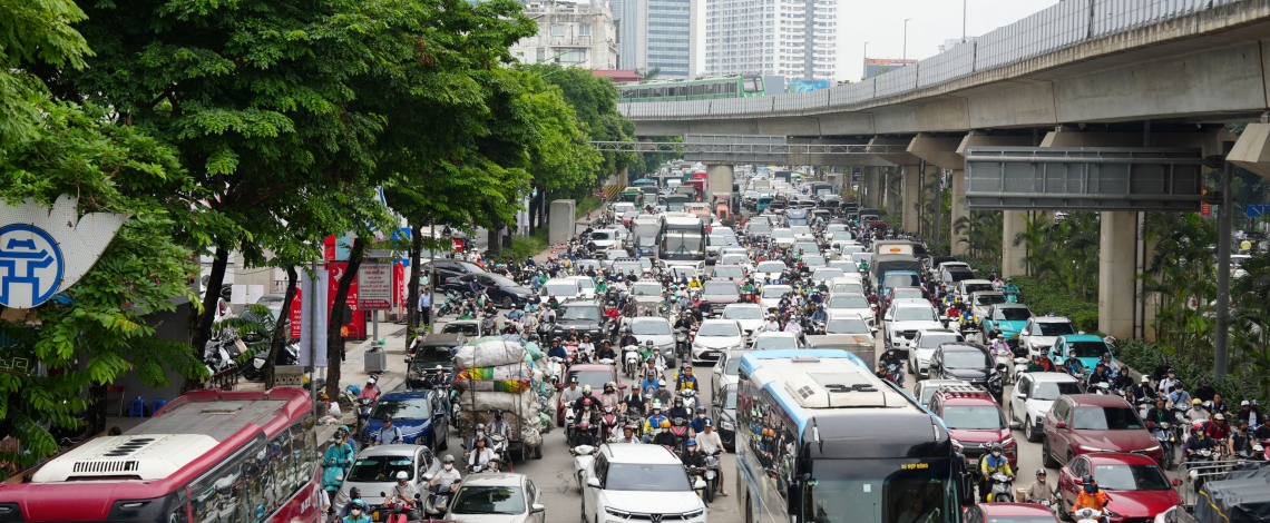 Người dân rời Thủ đô về nghỉ lễ, cửa ngõ phía Nam Hà Nội ùn tắc cục bộ